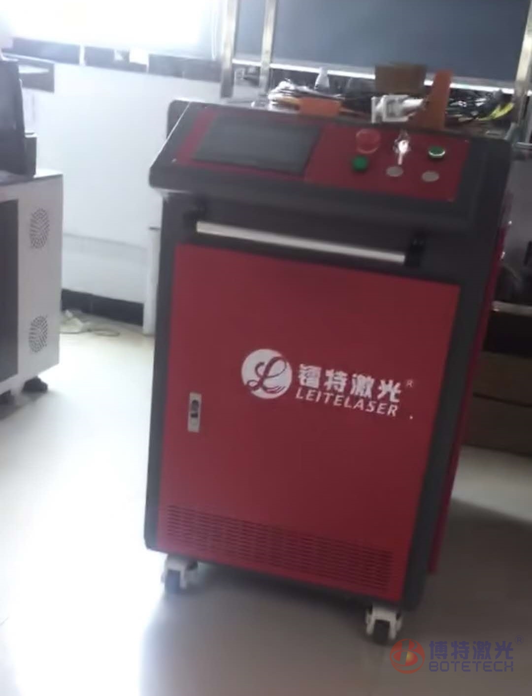 手持式激光焊接機(jī) 手持式激光焊接機(jī)